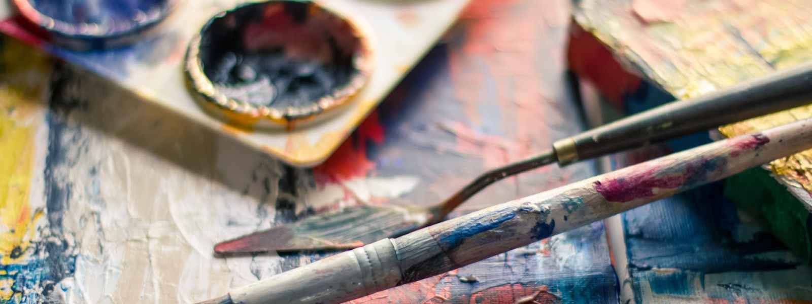 selective focus photography of paintbrush near paint pallet